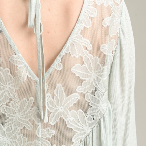 DOE & RAE Sage Green Flowing Lace Inset Blouse NWT - Picture 3 of 6